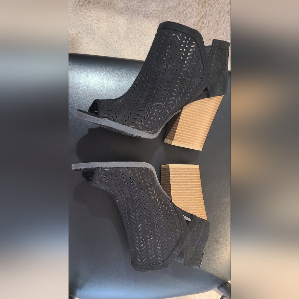 Shoes - Picture 4 of 4